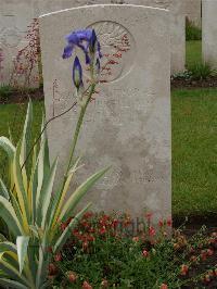 Etaples Military Cemetery - Squirrell, Stanley