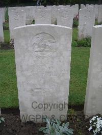 Etaples Military Cemetery - Stain, S
