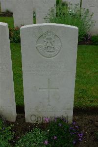Etaples Military Cemetery - Stanger, R W