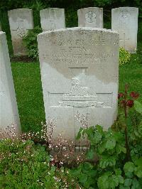 Etaples Military Cemetery - Straw, H