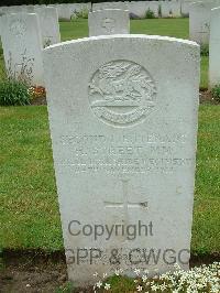 Etaples Military Cemetery - Street, Herbert