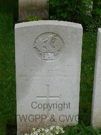 Etaples Military Cemetery - Strutt, Frank William