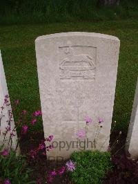 Etaples Military Cemetery - Style, Henry George