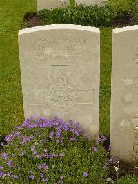Etaples Military Cemetery - Suffell, H