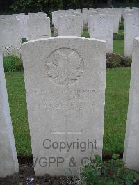 Etaples Military Cemetery - Swanson, J E