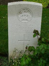 Etaples Military Cemetery - Taphouse, F