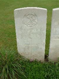 Etaples Military Cemetery - Taylor, Arthur Robert