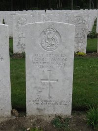 Etaples Military Cemetery - Taylor, Henry