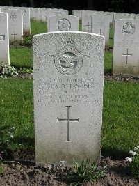 Etaples Military Cemetery - Taylor, James La Rue