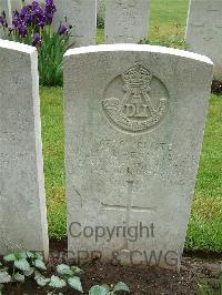Etaples Military Cemetery - Taylor, William Henry