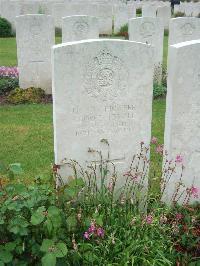 Etaples Military Cemetery - Temple, G