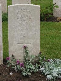 Etaples Military Cemetery - Thom, D