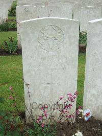 Etaples Military Cemetery - Thom, R