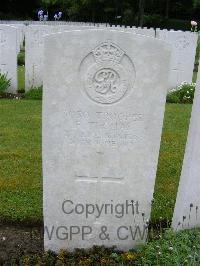 Etaples Military Cemetery - Thomas, F