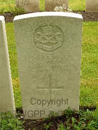 Etaples Military Cemetery - Thomas, H