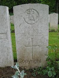 Etaples Military Cemetery - Thomas, Lewis