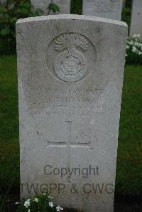 Etaples Military Cemetery - Thomas, O
