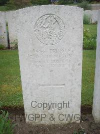 Etaples Military Cemetery - Thompson, E W