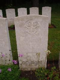 Etaples Military Cemetery - Thompson, Fred