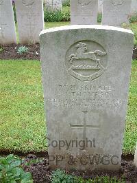 Etaples Military Cemetery - Thompson, F J