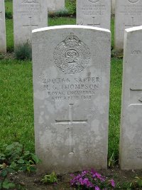 Etaples Military Cemetery - Thompson, G H