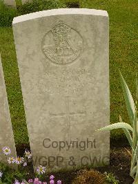 Etaples Military Cemetery - Thompson, J W