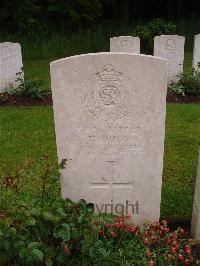 Etaples Military Cemetery - Thompson, R J