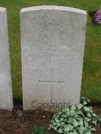 Etaples Military Cemetery - Thompson, T G