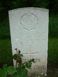 Etaples Military Cemetery - Thompstone, H