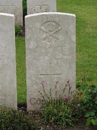 Etaples Military Cemetery - Thomson, David Lyell