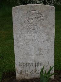 Etaples Military Cemetery - Tomlinson, L A