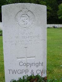 Etaples Military Cemetery - Treherne, Claude William