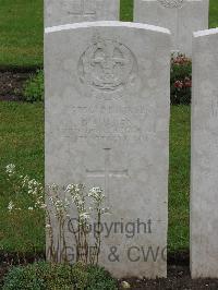 Etaples Military Cemetery - Tucker, F