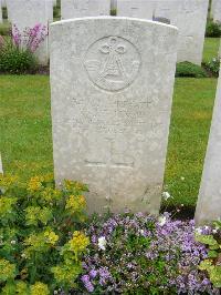 Etaples Military Cemetery - Tucker, William John