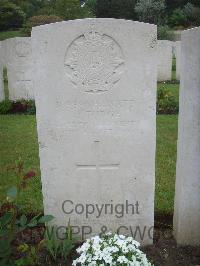 Etaples Military Cemetery - Tudge, J