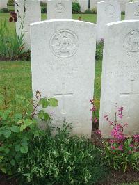 Etaples Military Cemetery - Turner, R