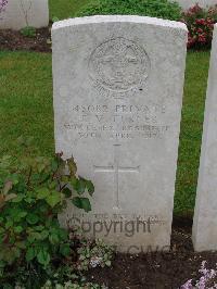 Etaples Military Cemetery - Turner, Reginald Vincent