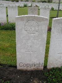 Etaples Military Cemetery - Urquhart, John William