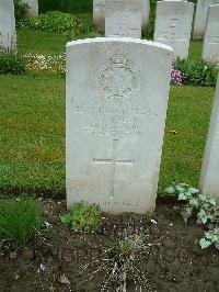 Etaples Military Cemetery - Veness, C