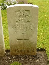 Etaples Military Cemetery - Wade-Smith, R C