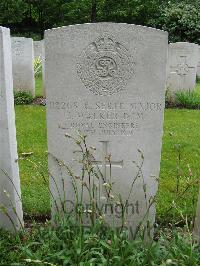 Etaples Military Cemetery - Walker, J