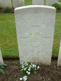 Etaples Military Cemetery - Wallis, Leonard Percy