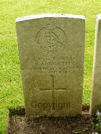 Etaples Military Cemetery - Warburton, E