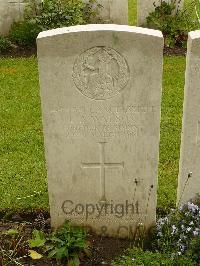Etaples Military Cemetery - Watson, Leonard Arthur