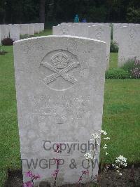 Etaples Military Cemetery - Watson, R L