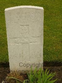 Etaples Military Cemetery - Webb, Richard Howard