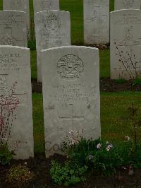 Etaples Military Cemetery - Weir, F