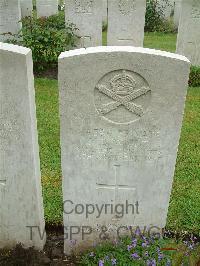 Etaples Military Cemetery - Wight, M B