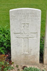 Etaples Military Cemetery - Wilding, Charles J H