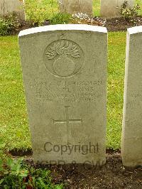 Etaples Military Cemetery - Williams, J W